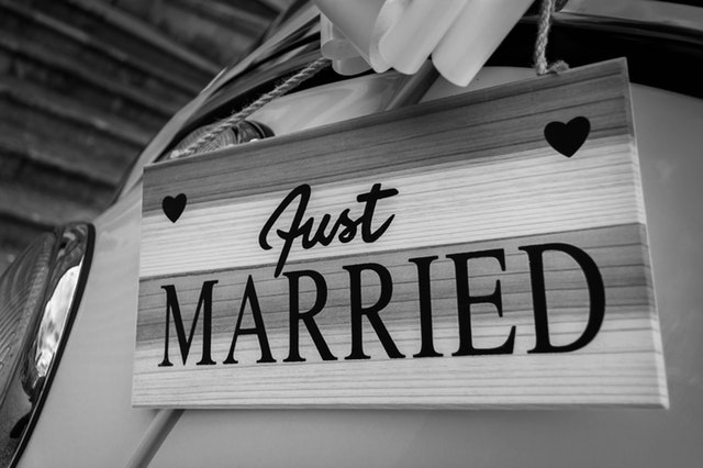 Ceduľka s nápisom just married na prednej časti auta.jpg